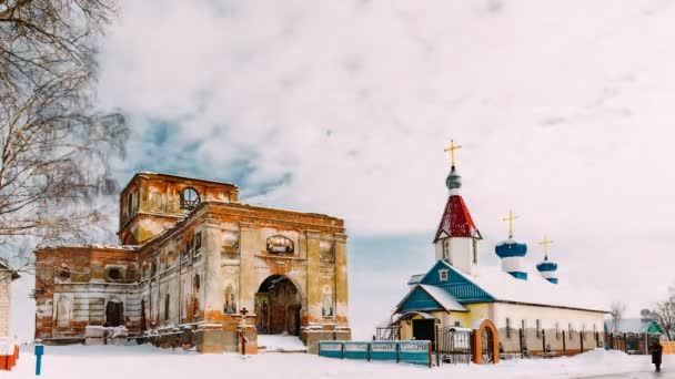 Lenino 마을 , Dobrush District, Gomel Region, Belarus. Time Lapse Timelapse Time-lapse of Old Ruined Orthodox Church Of The St. Nicholas Near New Church In Winter Day. 역사 유산 — 비디오