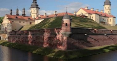 Nesvizh, Minsk Bölgesi, Beyaz Rusya. Niasviz Şatosu ya da Nesvizh Şatosu ve Güneşli Yaz Gününde Hendek. Radziwill ailesinin ikamet yeri. UNESCO Dünya Mirası Alanı. Yakınlaş, Uzaklaş
