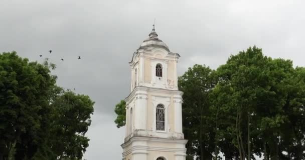 Nesvizh, Bielorrússia. Vista de Nyasvizh Brama-bell Tower Localizado no território do antigo mosteiro beneditino. Dia de Verão. Zoom, desliga. — Vídeo de Stock