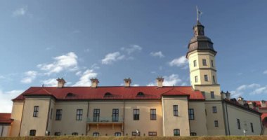 Nesvizh, Minsk Bölgesi, Beyaz Rusya. Niasviz Şatosu ya da Neşeli Yaz Günü 'nde Nesvizh Şatosu. Radziwill ailesinin ikamet yeri. UNESCO Dünya Mirası Alanı