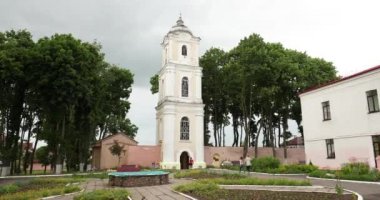 Nesvizh, Belarus. Eski Benedikt Manastırı Bölgesi 'nde bulunan Nyasvizh Brama-çan Kulesi manzarası. Yaz Günü