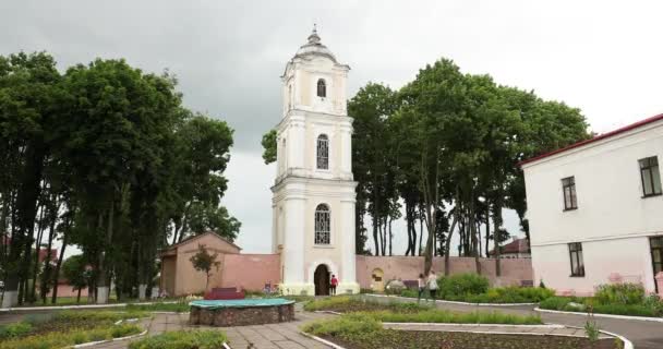 ベラルーシのネシュヴィジ。旧ベネディクト会修道院の領土に位置するNyasvizhiブラマベルタワーの眺め。夏の日 — ストック動画