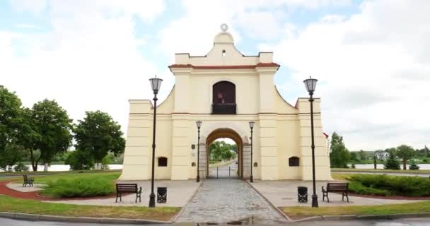 Nesvizh, Belarus. Yaz Gününde Sürtük Brama. Barok Mimarisi Anıtı. Şehir tahkimatı sisteminin bir parçasıydı. Yakınlaştır, yakınlaştır — Stok video