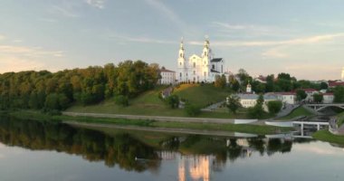 Vitebsk, Belarus. Uspensky Mount Hill 'deki Yukarı Kasabadaki Katedral Kilisesi ve yaz akşamları Dvina Nehri. Yakınlaş, Uzaklaş