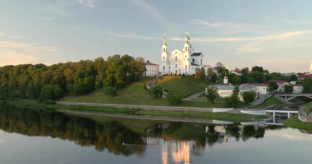 Витебск, Беларусь. Успенский собор в Верхнем городе на Успенском холме и реке Двина в летнее вечернее время. Зум, зум, выход — стоковое видео