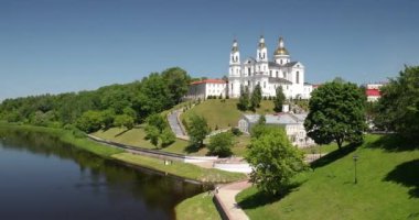 Vitebsk, Belarus. Uspensky Mount Hill 'deki Yukarı Kasabadaki Katedral Kilisesi ve yaz akşamları Dvina Nehri. Yakınlaş, Uzaklaş