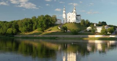 Vitebsk, Belarus. Uspensky Tepesi 'nin yukarısındaki Katedral Kilisesi ve güneşli yaz gününde Dvina Nehri