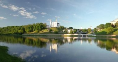 Vitebsk, Belarus. Uspensky Mount Hill 'deki Yukarı Kasabadaki Katedral Kilisesi ve güneşli yaz gününde Dvina Nehri. Yakınlaştır, yakınlaştır