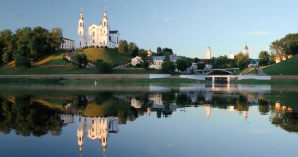 Vitebsk, Bielorrusia. Iglesia Catedral de la Asunción, Ayuntamiento, Iglesia de la Resurrección de Cristo y el río Dvina en la tarde de verano — Vídeos de Stock