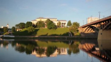 Vitebsk, Belarus. Kirowski Köprüsü Dvina Nehri 'nin karşısında, Ulusal Akademik Tiyatro Tiyatrosu Yakub Kolas' tan sonra adlandırıldı, İsa 'nın Dirilişi Kilisesi, Belediye Binası, Varsayım Katedrali Akşam Saati. Pan