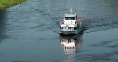 Vitebsk, Belarus. Yaz güneşli bir günde Dvina Nehri 'nde yüzen Turist Gemisi
