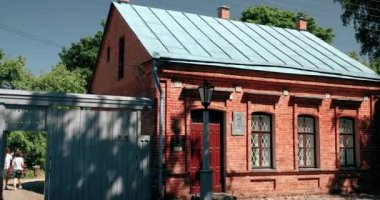 Vitebsk, Belarus. Marc Chagall Müzesi 'nin Yaz Güneşli Günü manzarası. Ressam Marc Chagall 'a adanmış bir müze, çocukluk evinde yer alıyor. Yakınlaş, Uzaklaş