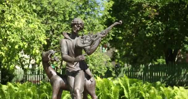 白俄罗斯维帖布斯克。夏季阳光日马克 · 扎哈罗维奇 · 查格尔纪念碑。他是一位俄国裔法国艺术家，原籍白俄罗斯犹太人 — 图库视频影像