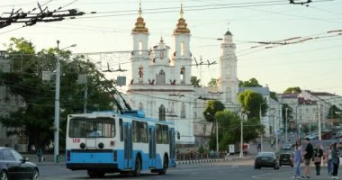 Vitebsk, Belarus. Lenina Caddesi 'nde trafik ve pazar meydanında ve güneşli yaz gününde belediye binasında İsa' nın Dirilişi Kilisesi 'nin tarihi yerleri..