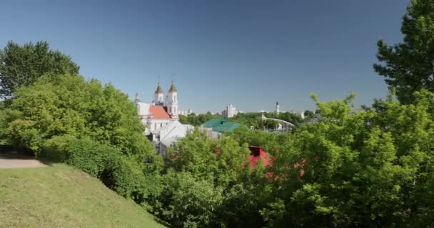 Vitebsk, Vitryssland. Utsikt över kyrkan av uppståndelse på sommaren solig dag. Zooma in, zooma in — Stockvideo