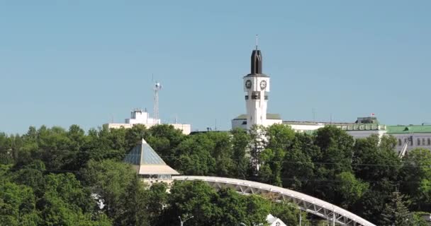 Vitebsk, Belarus. Güneşli yaz gününde Yeşiller Arasındaki Vitebsk Bölgesel Temsilciler Meclisi 'nin Hava Manzarası. Yakınlaş, Uzaklaş — Stok video