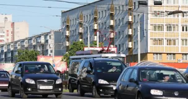 Vitebsk, Bielorrusia. Tráfico en la calle en verano Día soleado . — Vídeos de Stock