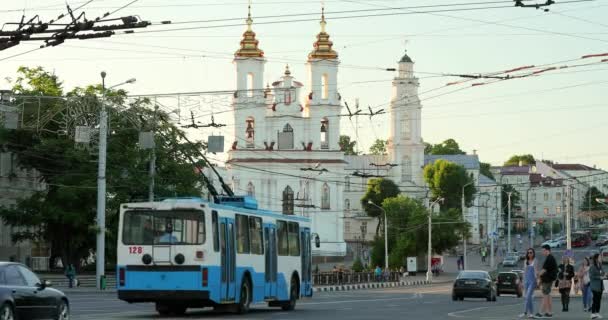 Vitebsk, Belarus. Trafic à Lenina Street et points de repère sur l'arrière-plan église de la résurrection du Christ sur la place du marché et l'hôtel de ville dans ensoleillé journée d'été . — Video
