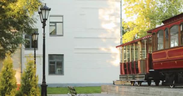 ベラルーシのヴィテブスク。ヴィテブスク・トラムの歴史博物館でヴィテブスク・トラムへの記念碑。パン、パノラマ — ストック動画