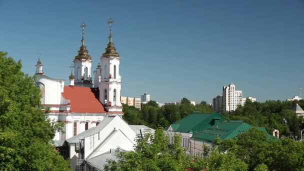 Vitebsk, Fehéroroszország. Kilátás a Feltámadás Templomára a nyári napsütésben. Nagyítás, nagyítás — Stock videók