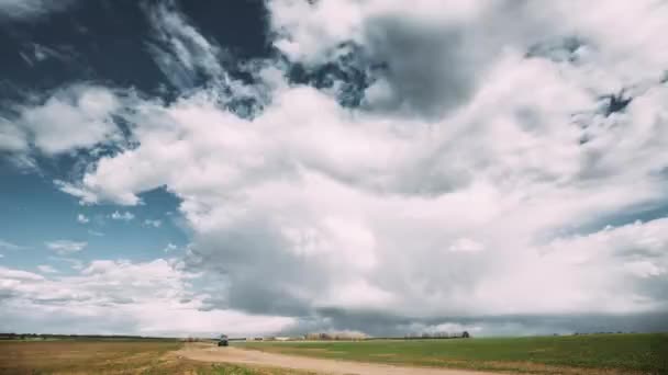 Time Lapse Time-lapse Timelapse Of Countryside Rural Road Through Field Spring Meadow Landscape Under Scenic Dramatic Sky With Fluffy Clouds Before Rain. Landbouw en Weersverwachting Concept — Stockvideo