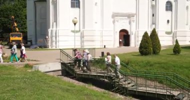 Polotsk, Belarus. İnsanlar yaz güneşli bir günde Aziz Sophia Katedrali ya da Kutsal Bilgelik Katedrali yakınlarında merdivenlere tırmanıyor. Pan, Panorama.