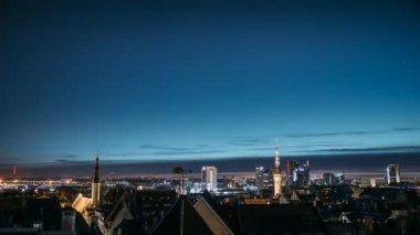 Tallinn, Estonya, Avrupa. Zamanda Hızlanma Gecesi gündüze, şehir manzarası. Geceden şafağa geçiş. Eski Şehir ve Modern Şehir. Ünlü simgeleri olan popüler bir yer. UNESCO.
