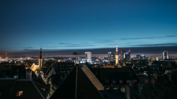 Tallinn, Estland, Europa. Time Lapse Time-lapse Night To Day, av stadsbilden. Övergång från natt till morgon soluppgång. Gamla stan och den moderna staden. Populärt ställe med berömda landmärken. Unesco. — Stockvideo