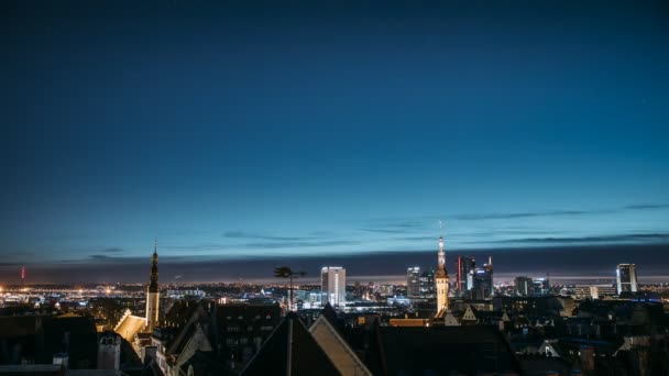 Tallin, Estonia, Europa. Time Lapse Time-lapse Night to Day, Of Cityscape (en inglés). Transición de la noche al amanecer. Ciudad Vieja y Ciudad Moderna. Lugar popular con monumentos famosos. UNESCO . — Vídeos de Stock