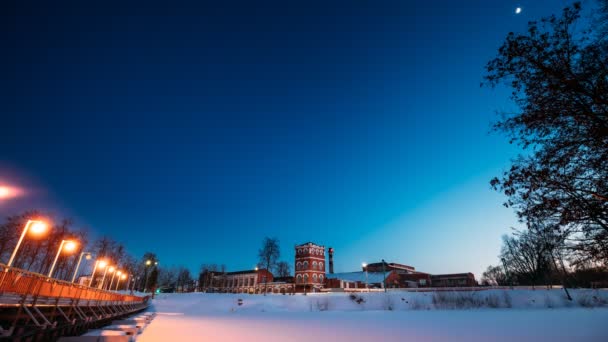 白俄罗斯戈梅利地区Dobrush 。在冬季，旧纸厂塔楼的时间从晚到晚都在流逝。超越历史遗迹和地标的夜空 — 图库视频影像
