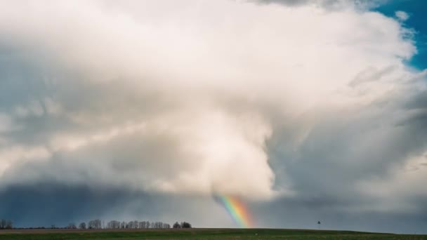 Time Lapse Time-lapse Timelapse di campagna rurale campo prato primaverile paesaggio sotto cielo scenico drammatico con vaporose nuvole prima della pioggia. Nuvole di pioggia su Orizzonte. Previsioni agricole e meteorologiche — Video Stock