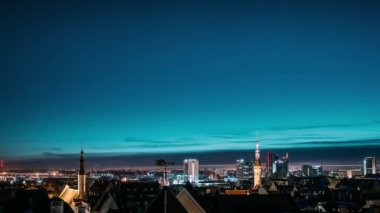 Tallinn, Estonya, Avrupa. Şehirin Zaman Hızı Hızlandırması. Geceden şafağa geçiş. Eski Şehir ve Modern Şehir. Ünlü simgeler. UNESCO. Eğime Yakınlaştır