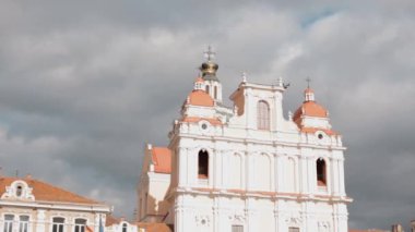 Vilnius, Litvanya. St. Casimir Kilisesi 'nin üzerinde uçan uçak. Varış Noktası. Eski Şehir UNESCO 'nun Dünya Mirası. Ünlü ve Popüler Yer