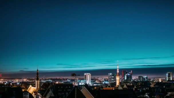 Tallinn, Estland, Europa. Time Lapse Time-lapse of Cityscape. Övergång från natt till morgon soluppgång. Gamla stan och den moderna staden. Berömda landmärken. Unesco. Zooma in lutning — Stockvideo