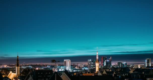 Tallinn, Estonia, Europa. Time Lapse Time-lapse of Cityscape. Transizione dalla notte all'alba del mattino. Città vecchia e città moderna. Luoghi di interesse famosi. UNESCO. Ingrandisci inclinazione — Video Stock