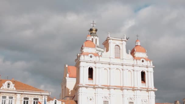 Vilnius, Lituania. Aereo che vola sopra la chiesa di San Casimiro. Destinazione Scenic. Città Vecchia è patrimonio mondiale dell'UNESCO. Luogo famoso e popolare — Video Stock