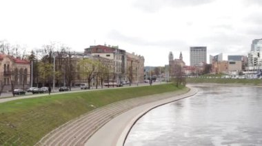 Vilnius, Litvanya. Bahar gününde şehir manzarası. Modern Ofis Binalarının Güzel Manzarası İş Bölgesi Yeni Şehir Merkezi Shnipishkes 'te Gökdelenler