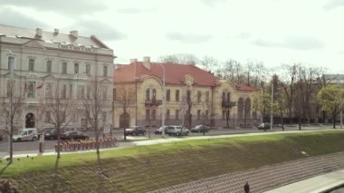 Vilnius, Litvanya. Bahar gününde şehir manzarası. Modern Ofis Binalarının Güzel Manzarası İş Bölgesi Yeni Şehir Merkezi Shnipishkes 'te Gökdelenler