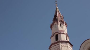 Vilnius, Litvanya. Güneşli bahar gününde Aziz Niklas Kilisesi yakınlarında yürüyen insanlar. Old Town 'daki ünlü cadde. UNESCO Dünya Mirası Alanı
