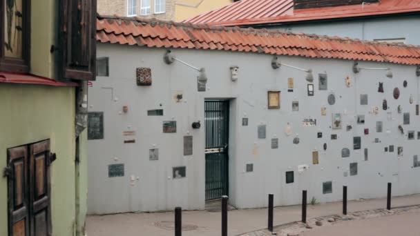 立陶宛维尔纽斯。文学街-立陶宛维尔纽斯老城最古老的街道之一。墙上的艺术作品。文学街长城 — 图库视频影像