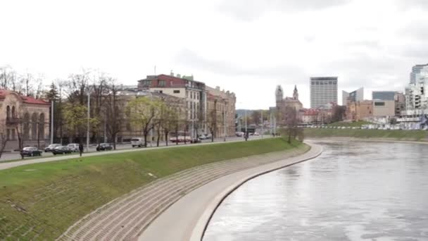 Vilna, Lituania. Paisaje urbano en Primavera. Hermosa vista de edificios de oficinas modernos rascacielos en el distrito de negocios Nuevo centro de la ciudad Shnipishkes — Vídeos de Stock