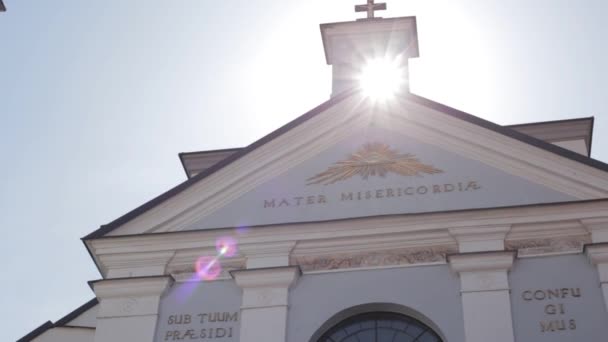 Vilnius, Litva. Slunce svítí střechou nad bránou úsvitu za slunečného jara. Slavná památka, náboženská, historická a kulturní památka — Stock video