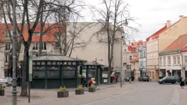 Vilnius, Litvanya. Yaya geçidinde yürüyen insanlar Bahar Günü Pilies Caddesi 'nde yürüyordu..