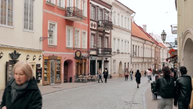 Vilnius, Litvanya. Kalabalık yayaların üzerinde yürüyen insanlar Bahar Günü Pilies Caddesi 'ni sardı..