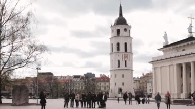 Vilnius, Litvanya. İnsanlar Katedral Meydanı 'nda St. Stanislaus Kilisesi ve St. Vladislav Kilisesi' nin yakınındaki Bahar Günü 'nde çan kulesi olan Katedral Bazilikası' nda yürüyorlar.