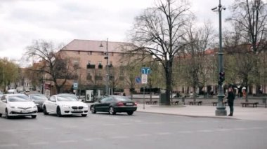 Vilnius, Litvanya. Olimpos Caddesi 'nde Bahar Günü Trafik
