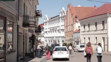 Vilnius, Litvanya. Güneşli bahar gününde Şafak Kapısı 'ndan geçen insanlar. Ünlü Dini, Tarihi ve Kültürel Anıt, Merhametli Meryem 'imizin mucizevi görüntüsüyle şapel