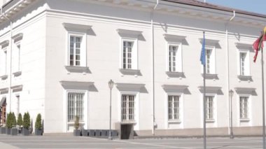 Vilnius, Litvanya. Sunny Spring Day 'de Büyük Cadde' de Yürüyenler. Old Town 'daki ünlü cadde. UNESCO Dünya Mirası Alanı