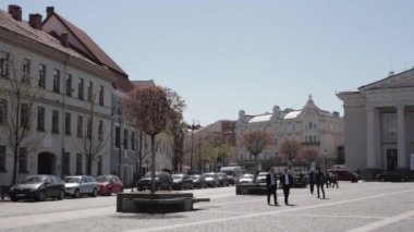 Vilnius, Litvanya. Güneşli bahar gününde kasaba meydanında yürüyen insanlar. Old Town 'daki ünlü cadde. UNESCO Dünya Mirası Alanı