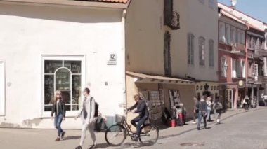Vilnius, Litvanya. Güneşli bahar gününde Pilies Caddesi 'nde yürüyen insanlar. Old Town 'daki ünlü cadde. UNESCO Dünya Mirası Alanı